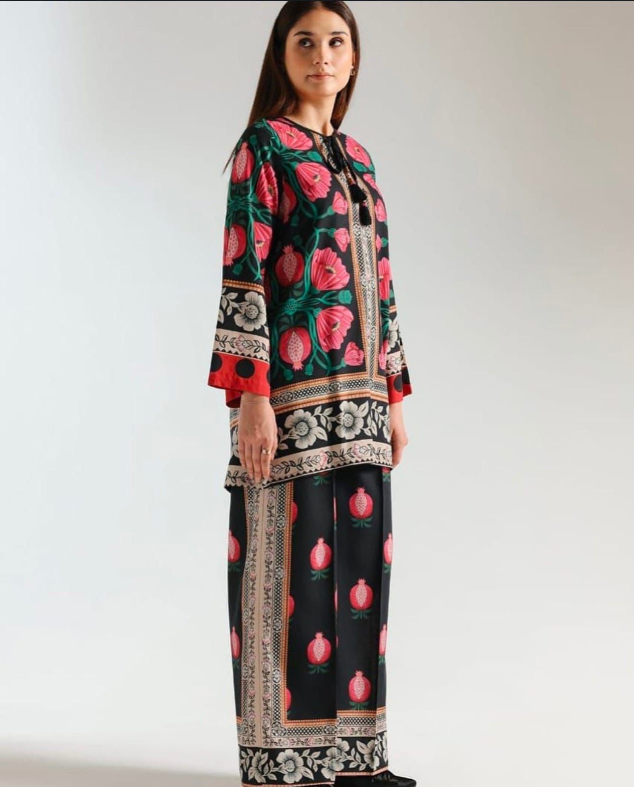 Sapphire Unstitched 2-Piece Printed Lawn Suit – Design 33