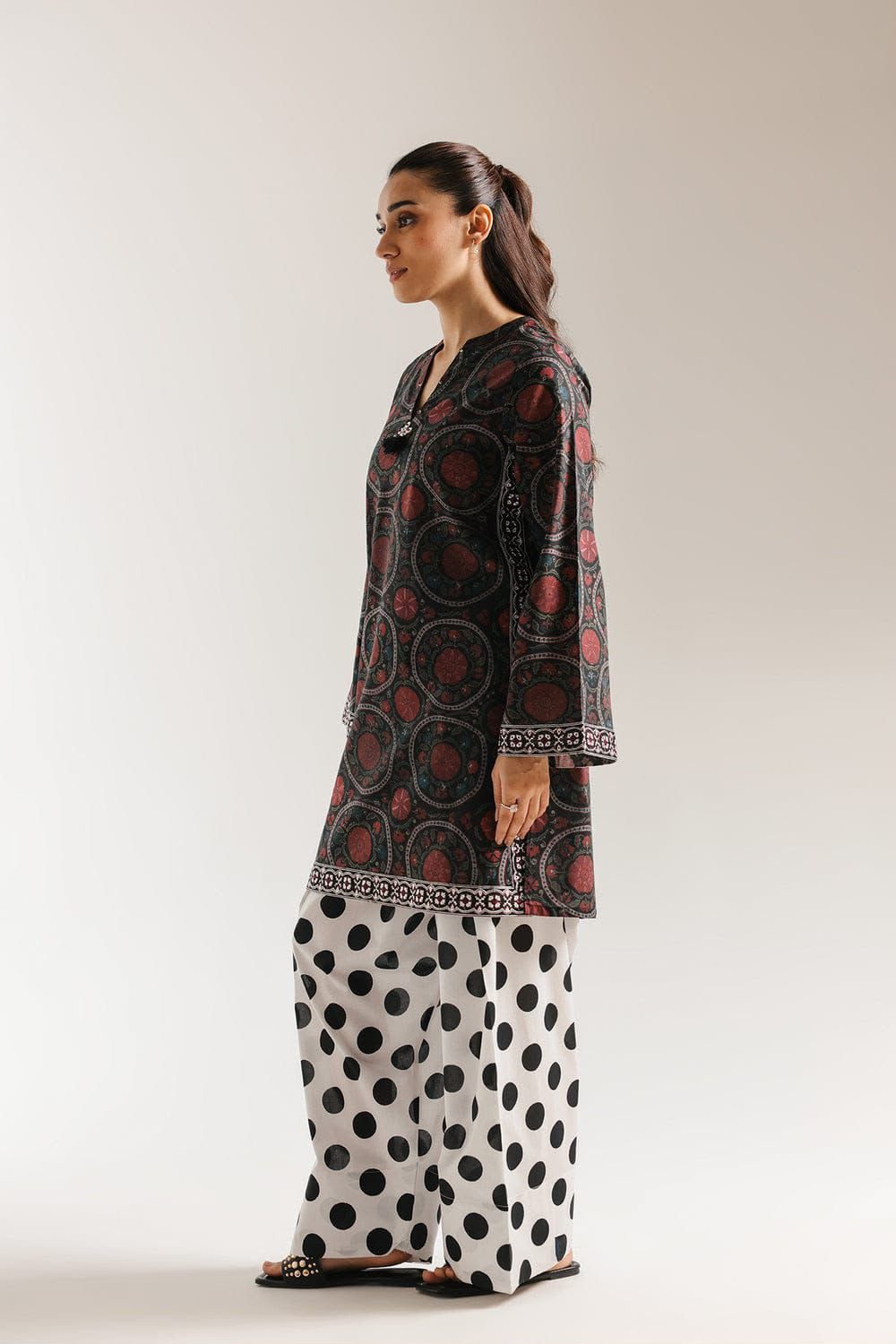 Sapphire Digital Printed Lawn 2-Piece Suit - Image 25