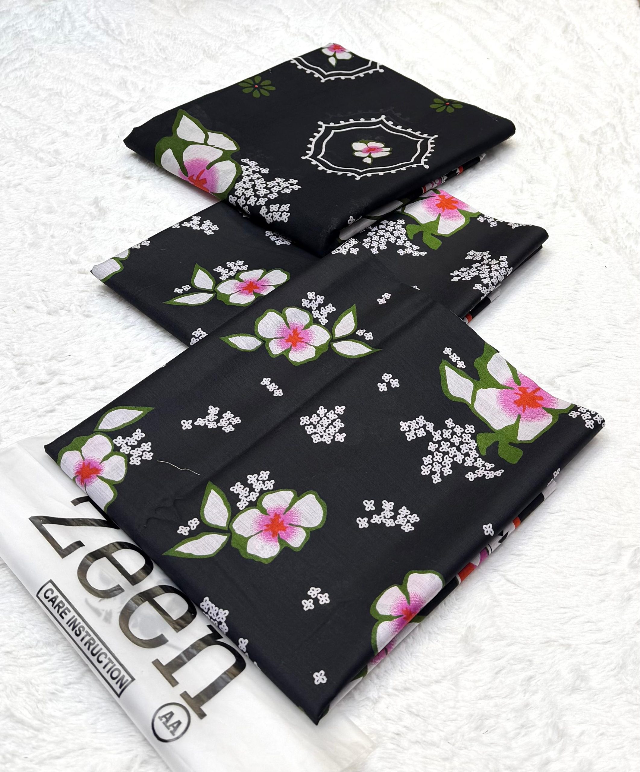 Zeen Digital Printed Lawn 3-Piece Suit - Image 22
