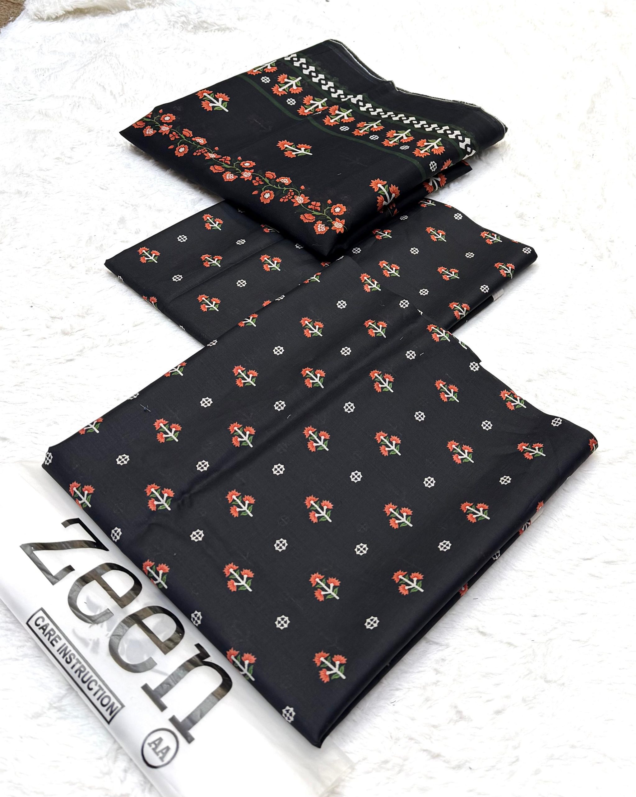Zeen Digital Printed Lawn 3-Piece Suit - Image 11